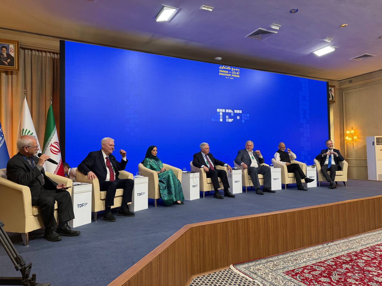 نمایندگانی از ترکیه ، هند، رومانی، کرواسی ، عربستان و روسیه از نظم نوین جهانی گفتند